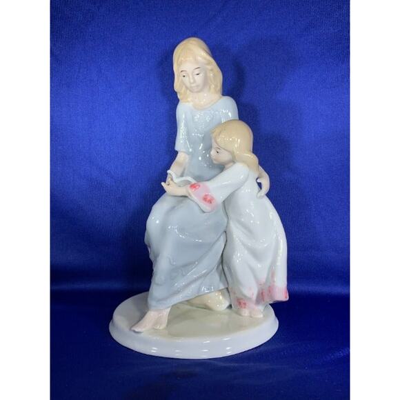 Merico Porcelain Sculpture of Mom Reading to Daughter - Picture 6 of 6
